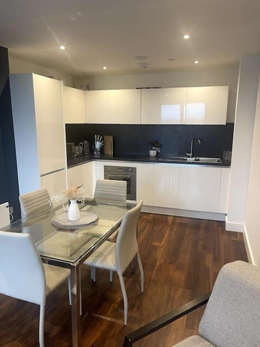 Lovely 2-Bedroom Condo With Balcony Manchester Dış mekan fotoğraf